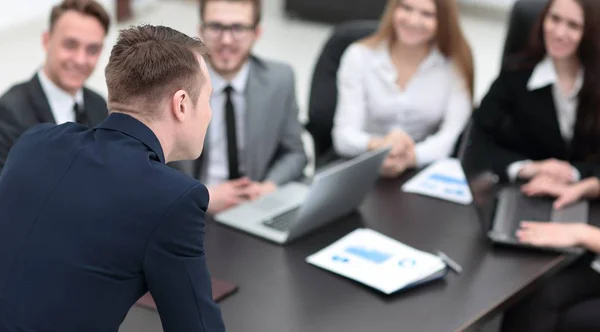 Imagem turva da equipe de negócios em uma mesa — Fotografia de Stock