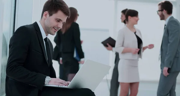 Концепція спілкування: бізнесмен працює з ноутбуком на колінах — стокове фото