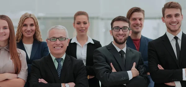 Зрелый бизнесмен и веселый бизнес-команда на офис backgrou — стоковое фото
