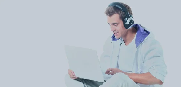 그의 노트북에서 음악을 듣고 하는 젊은 남자 — 스톡 사진