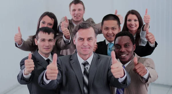 Glückliche Kollegen zeigen Daumen hoch in ihrem Büro. — Stockfoto