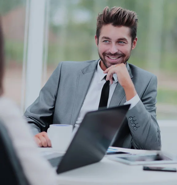 Guapo sonriente hombre de negocios confiado retrato — Foto de Stock