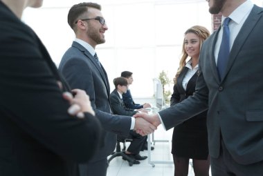 karşılıklı iş ortakları ofiste