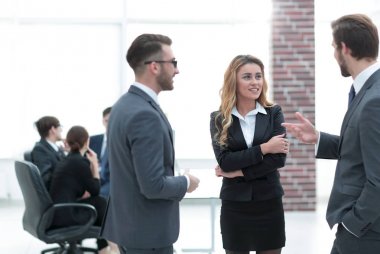 iş arkadaşları ofiste sorunları tartışıyor