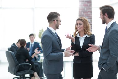 iş arkadaşları ofiste sorunları tartışıyor