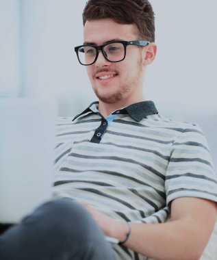 adam kanepede dizüstü bilgisayar ile rahatlatıcı