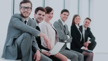 pencere içinde oturan üniversite öğrencilerinin grup lo