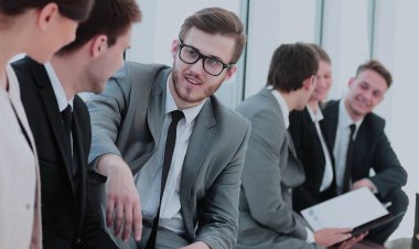 İş ve iş gülümseyen office kavramı - takım otururken bir