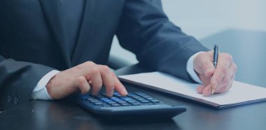 hesap makinesi kullanma office iş adamı