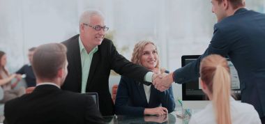 Başarılı bir işlem ardından el sıkışan iş ortakları.