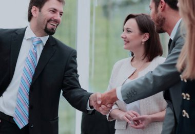 El sıkışan ve birbirleri ile bakarak iki iş adamları