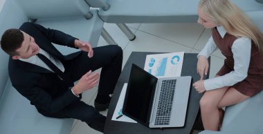 İş adamları iş başında. İki iş adamları resmi kıyafeti raporlarınızı içinde