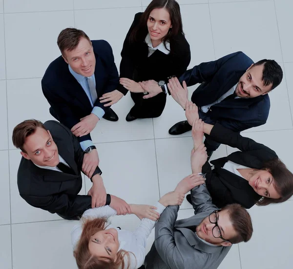 Вид сверху деловых людей, держащих руки вместе в кругу — стоковое фото