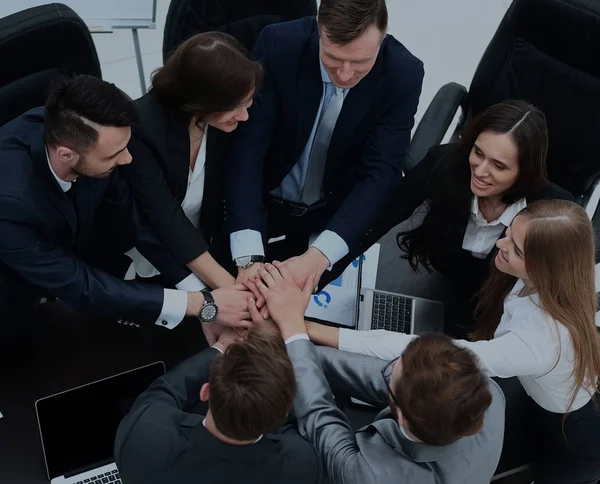 Gente de negocios mostrando unidad con sus manos juntas — Foto de Stock