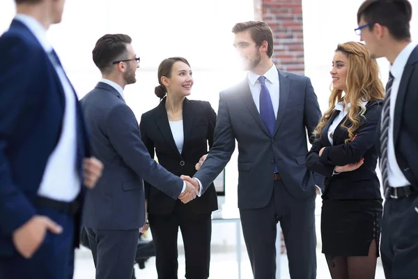 Geschäftlicher Handschlag von Geschäftsleuten im Büro — Stockfoto