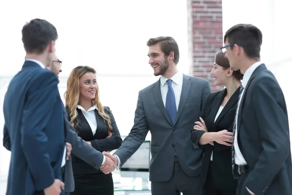 Business handshake podnikatelů v kanceláři — Stock fotografie