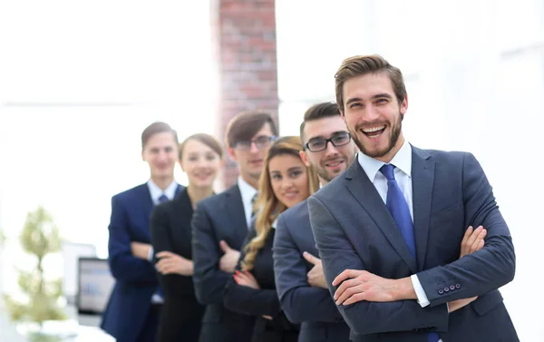 Retrato de un equipo de negocios sonriente en la oficina  . — Foto de Stock