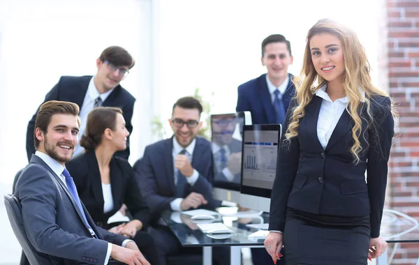 Assistente femminile e team aziendale in ufficio — Foto Stock