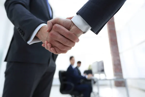 Primo piano della stretta di mano dei partner commerciali — Foto Stock