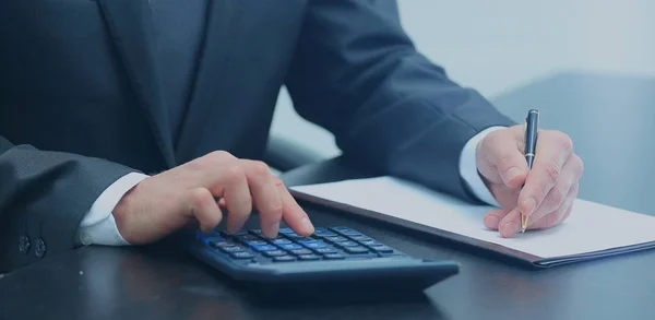 Biznesmen za pomocą kalkulatora w biurze — Zdjęcie stockowe