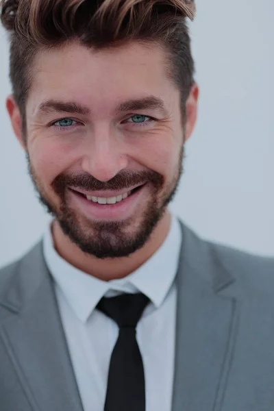 Закрыть портрет улыбающегося красивого бизнесмена над белым — стоковое фото