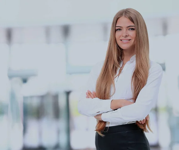 Moderne zakenvrouw op kantoor met kopieerruimte — Stockfoto