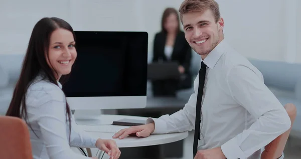 Boldog üzletemberek látszó-on fényképezőgép-ban hivatal és használ com — Stock Fotó