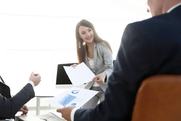 Inversor estudia un nuevo proyecto financiero . —  Fotos de Stock