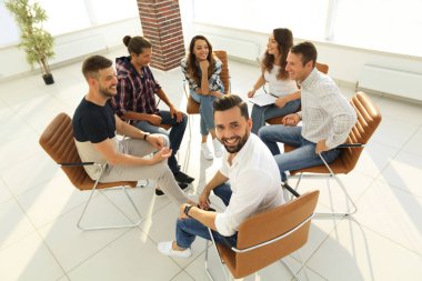 Yöneticisi ve ekibi ofiste oturan