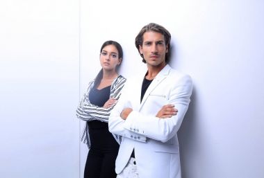 üzgün çift beyaz duvara yaslanmış