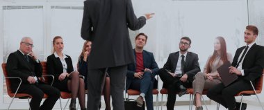 Patronun bir iş toplantısında dikkatle dinlemeye çalışanlar