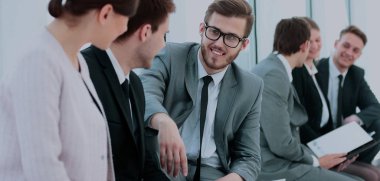 iş takım laptop ve kağıtları ile oturup lobi b konuşmak