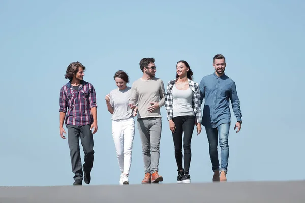 Équipe de jeunes marchant le long de la route.plein air — Photo