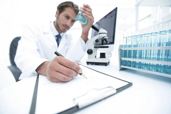 Wetenschapper analyseren van een experiment in een laboratorium — Stockfoto
