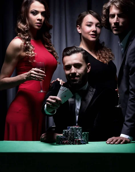Grupo de adultos celebra una victoria de amigos en el poker — Foto de Stock