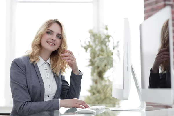 Modern business woman sitting at a Desk. — Stock Photo, Image