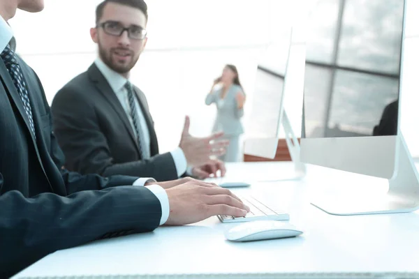 Colegas de negócios sentados em sua mesa — Fotografia de Stock