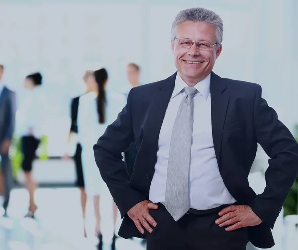 Glücklich Reifen Geschäftsmann Blick auf Kamera mit Zufriedenheit im Büro — Stockfoto