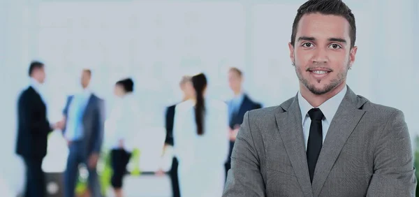 Glücklich Reifen Geschäftsmann Blick auf Kamera mit Zufriedenheit im Büro — Stockfoto