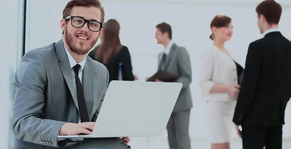 Joven hombre de negocios usando portátil — Foto de Stock