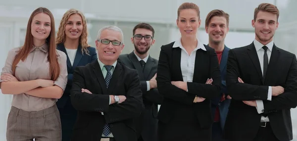Team portret van succesvolle zakenmensen camera kijken, — Stockfoto