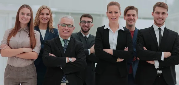 Portrait d'équipe de gens d'affaires prospères regardant la caméra , — Photo