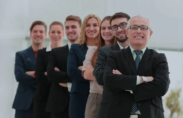 Equipe de sucesso de pessoal em pé em uma fileira — Fotografia de Stock