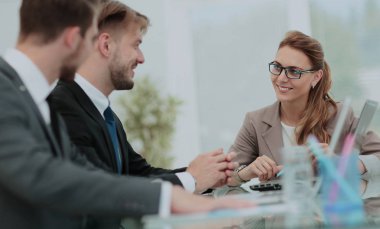 İş görüşmesi. Güzel iş kadını üzerinde odaklanmak