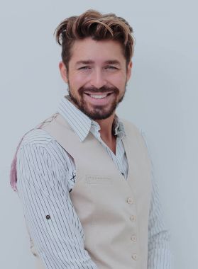 Hafif şık elbiseli yakışıklı adam