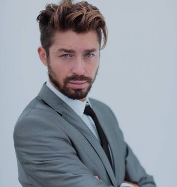 Bir gülümseyen yakışıklı işadamı portresi kadar beyaz üzerinde kapatın