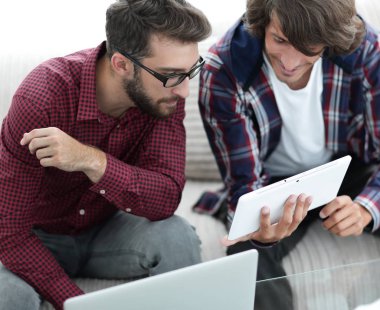 iki creative web tasarımcıları bir tablet ve bir dizüstü bilgisayar ile çalışma.