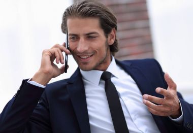 İş adamı akıllı telefondan konuşuyor..