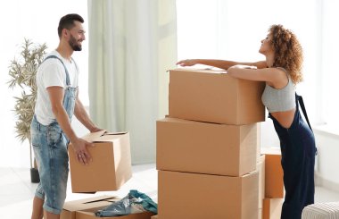 Genç çift açma yeni bir evde kutular