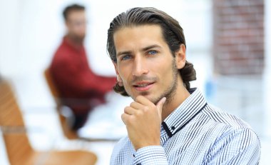 office arka plan üzerinde emin iş adamı.